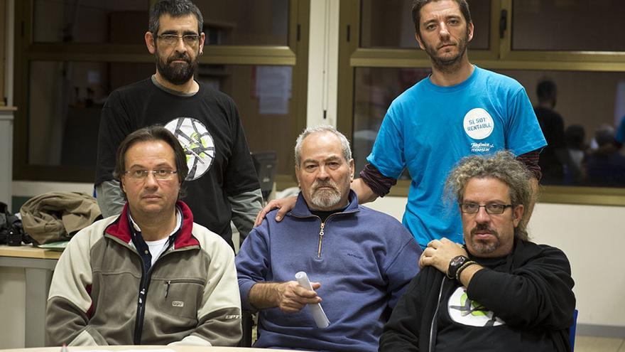 Marcos Armenteros, con camiseta azul, junto a sus cuatro compañeros, en el local donde se mantienen en huelga de hambre. (Edu Bayer)