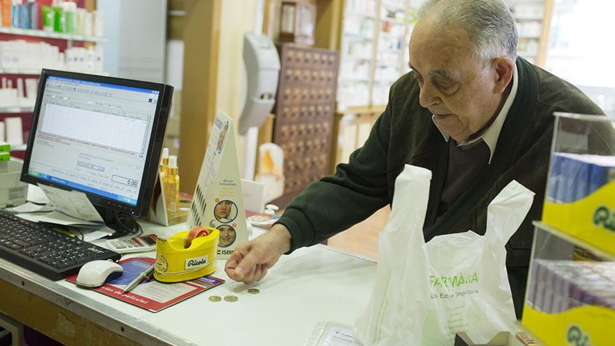 Un ciudadano paga el euro por receta en una farmacia de Barcelona (Edu Bayer)