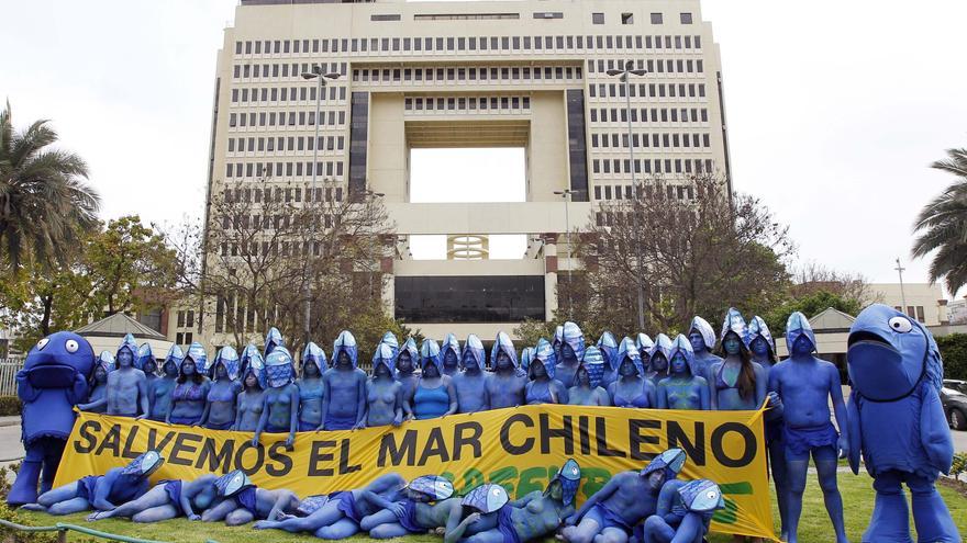 Con los cuerpos pintados se manifiestan en contra de la nueva ley de pesca chilena