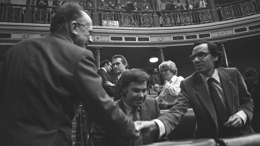 Carrillo saluda al entonces vicepresidente Guerra, ante la mirada del presidente González, en noviembre de 1982. EFE/Archivo