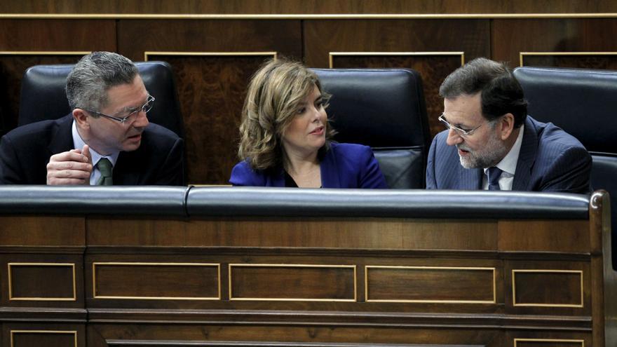 Ruiz Gallardón, Sáenz de Santamaría y Rajoy en sus escaños del Congreso. Foto: PP