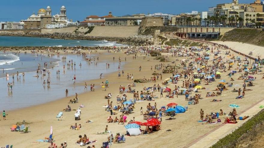 El Ayuntamiento de Cádiz cierra el acceso a las playas este domingo a partir de las 14,30 horas