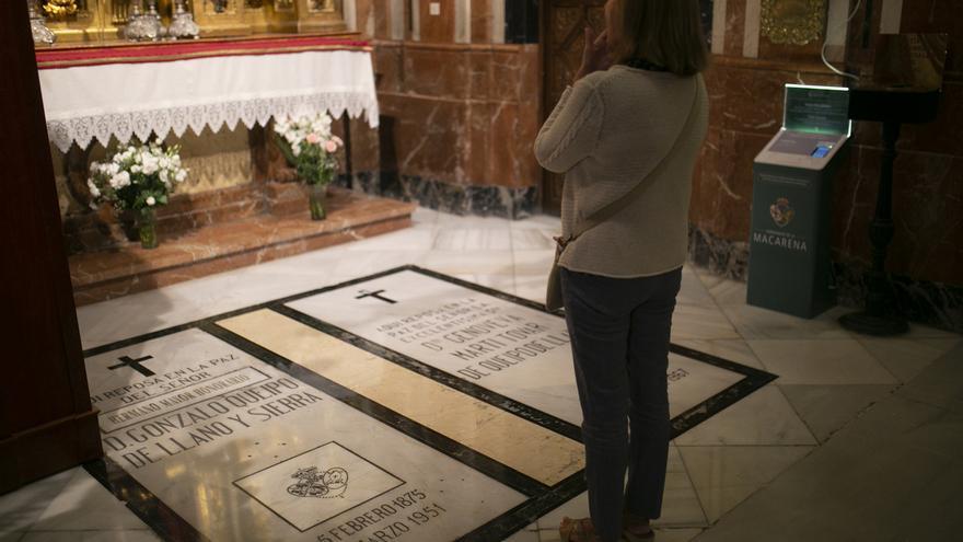 El Ayuntamiento ve palmarias diferencias entre las tumbas de Franco y Queipo y culpa a la Junta