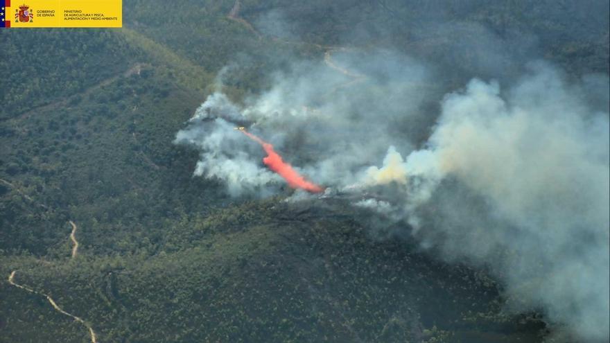 Movilizadas 15 aeronaves y 106 efectivos para el nuevo incendio de la Sierra