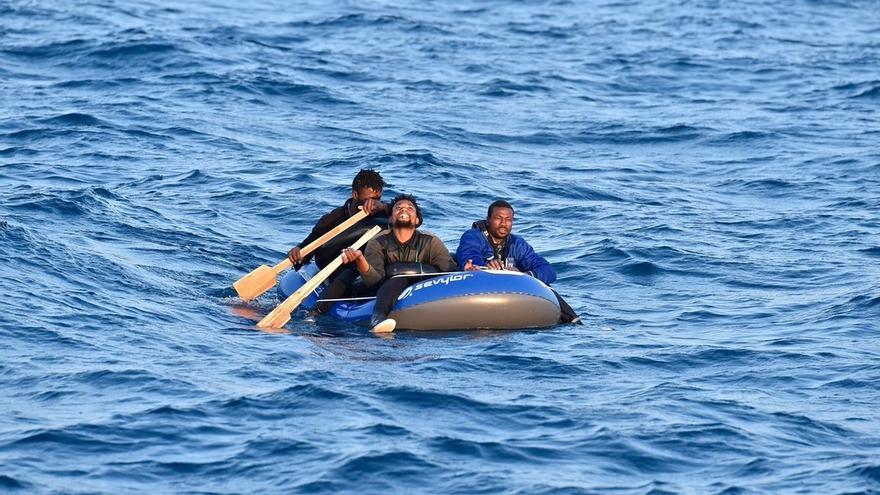 Trasladan a Almería y Motril (Granada) a 107 personas rescatadas de dos pateras en el Mar de Alborán