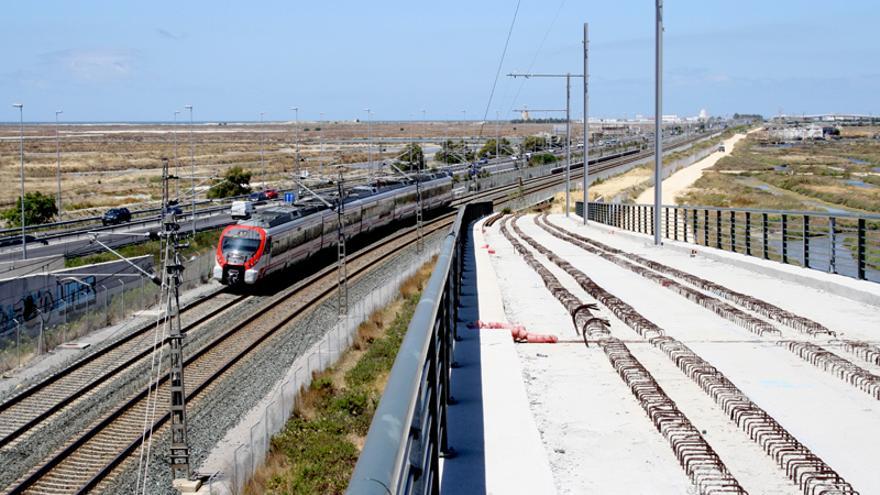 Unión de la vía tranviaria y la ferroviaria, en el nudo de La Ardila, en la salida de San Fernando en dirección Cádiz.