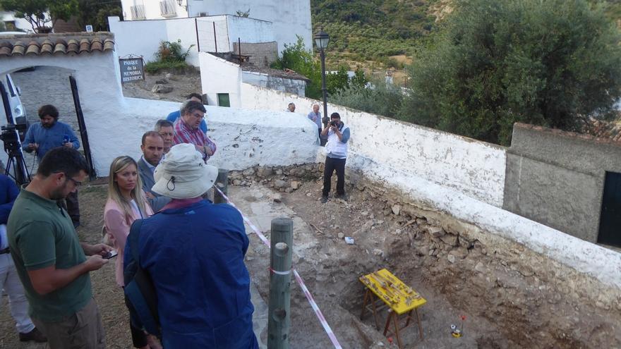 La exhumación de las fosas de Benamahoma saca a la luz los restos de 67 personas