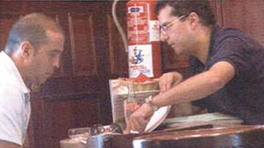 Fernando Becerra recibe explicaciones de Luis Lleó sobre la hoja de ruta para sobornar supuestamente a Carlos Espino, en el Café La Unión, el 22 de julio de 2008.