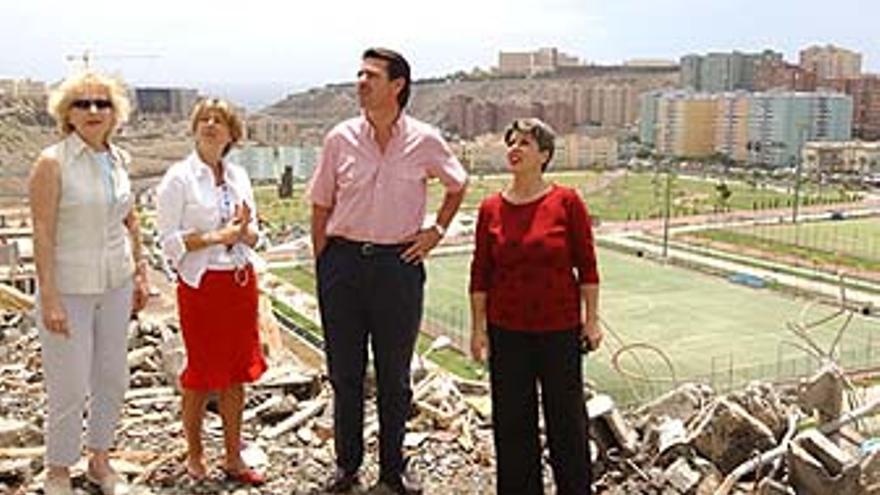 El ex alcalde Soria, en Las Rehoyas, rodeado por las entonces concejalas del PP Pino Esther Rivero, Pepa Luzardo y Carmen Guerra.