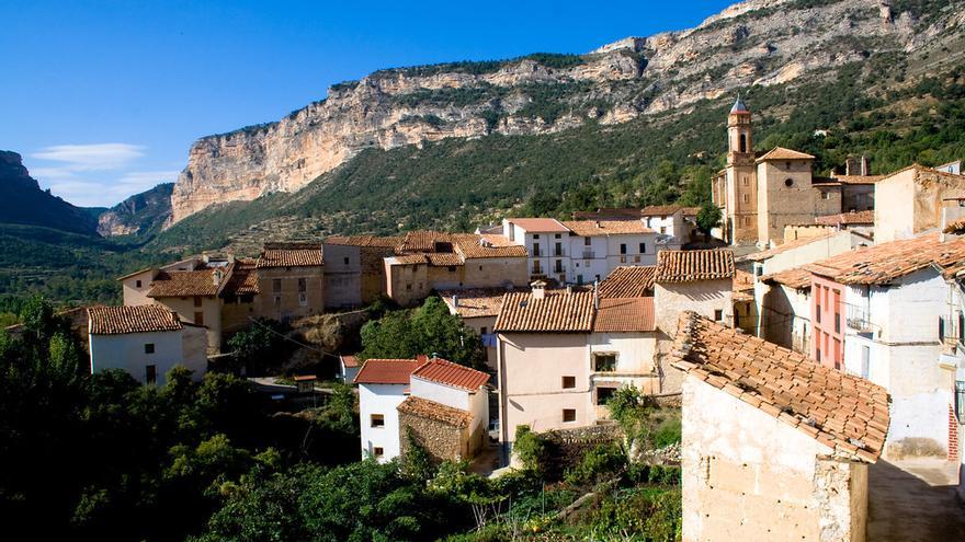 Mirambel se recorta entre pinares y montañas. Es un resumen muy certero de lo que ofrece la provincia de Teruel. Juan Carlos