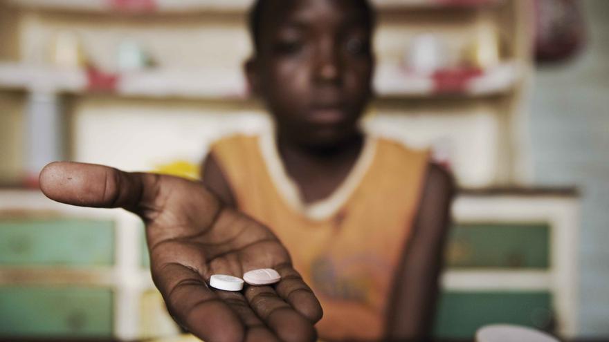 Un niÃ±o posa con su tratamiento contra el VIH en una clÃ­nica de Zimbabue