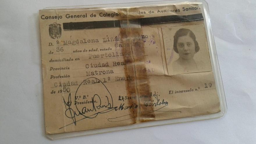 Carné de matrona de Magdalena Liñán, expedido tras la guerra civil