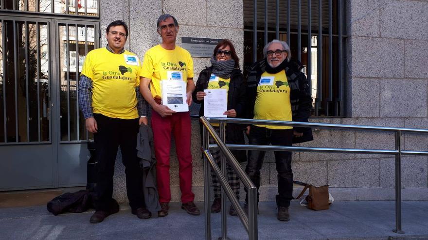 Miembros de la plataforma La Otra Guadalajara entregando hace escasos días un plan comarcal contra la despoblación en la Subdelegación del Gobierno 