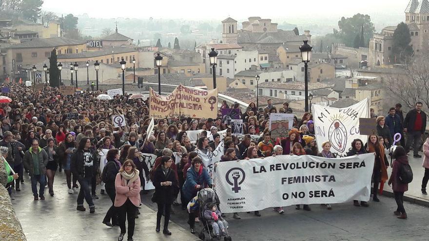 Toledo, mujeres en la Cuesta de las Armas hacia la plaza de Zocodover