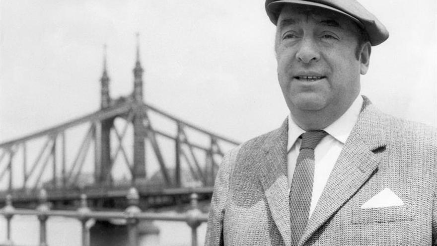 Pablo Neruda fue un hombre hipócrita, extraño y sensible, según Hagar Peeters