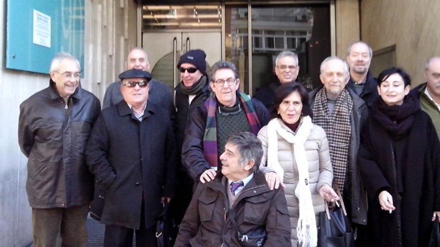 El grupo de valencianos a las puertas del consulado argentino