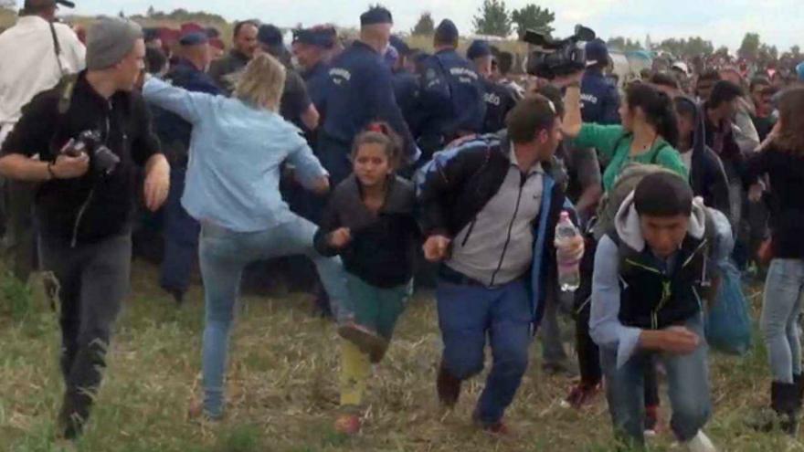 El Tribunal Supremo de Hungría absuelve a Petra Lázlo, la reportera que pateó a refugiados