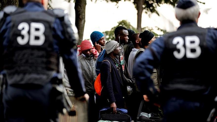 Se desmantela de nuevo un campamento con cientos de inmigrantes en París