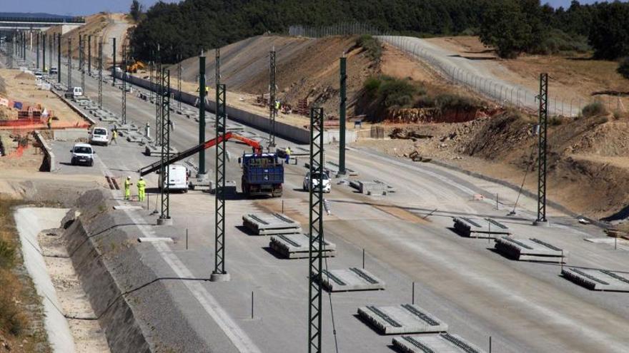 Inician el montaje de 84 kilómetros de vía del AVE entre Sanabria y Ourense
