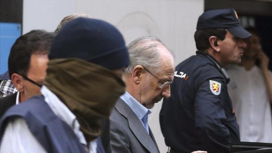 Rodrigo Rato sale de su vivienda en Madrid escoltado por agentes de Aduanas