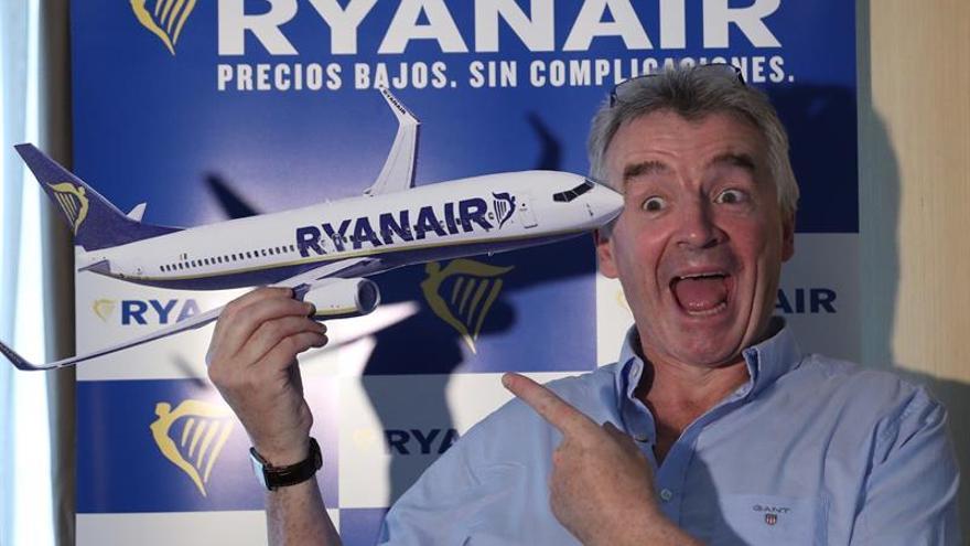 Ryanair prevé reducir vuelos invernales y su flota si continúan las huelgas