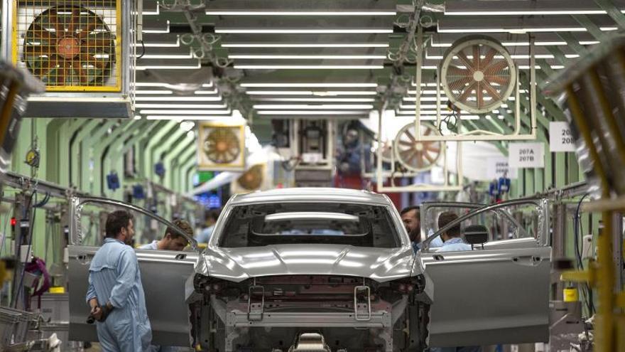 La fabricación de vehículos arranca el año prácticamente estable