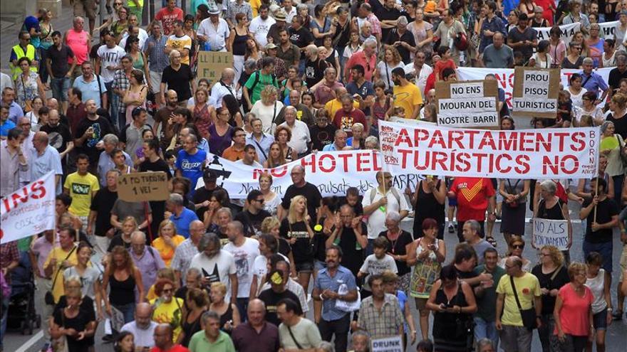 Un millar de personas protesta en Barcelona contra los apartamentos turísticos