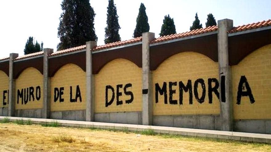 El equipo de Gobierno del PP tapó en 2009 con un muro las tapias del cementerio viejo de Badajoz, donde se cometieron parte de los crñimenes de agosto de 1936 / http://armhex.blogspot.com.es/