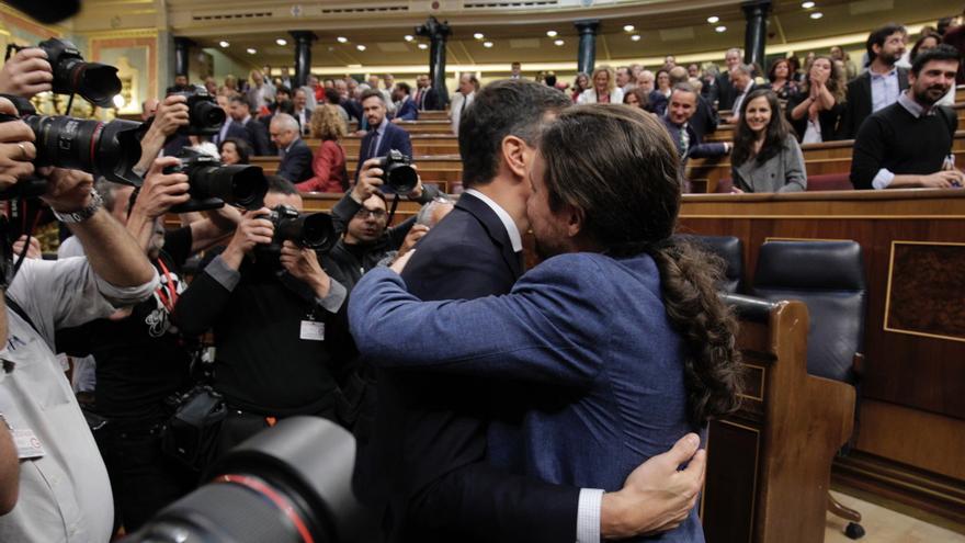 Abrazo de Pedro Sánchez y Pablo Iglesias tras la moción de censura contra Mariano Rajoy.