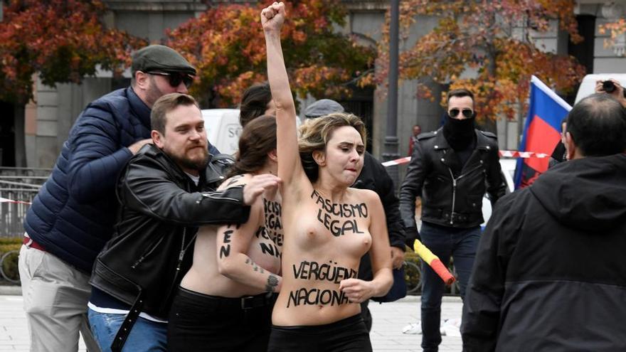 Activistas de FEMEN en una concentración franquista en la Plaza de Oriente. EFE/Víctor Lerena
