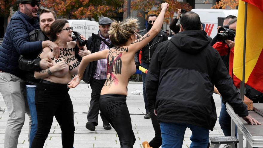 Activistas de Femen en el acto de Falange
