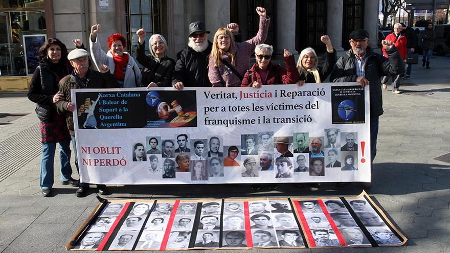 Activistas de Memoria Histórica tras la presentación de la querella en el Consulado de Argentina en Barcelona.
