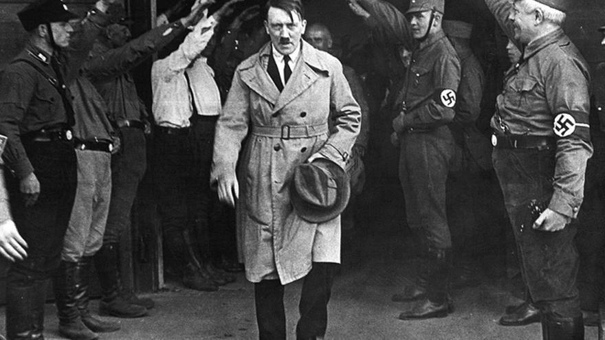 Adolf Hitler en 1931, a la salida de la sede del partido Nazi en Munich (Alemania).