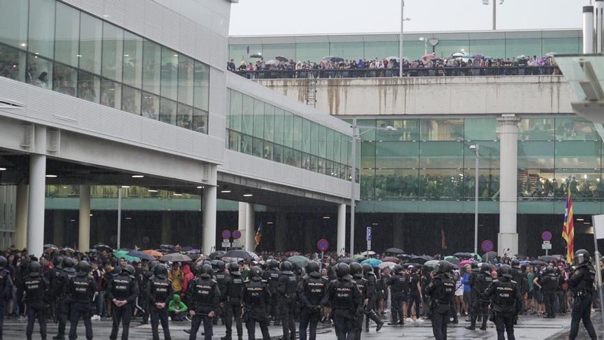 Agentes controlando a los manifestantes en el aeropuerto Barcelona-El Prat.