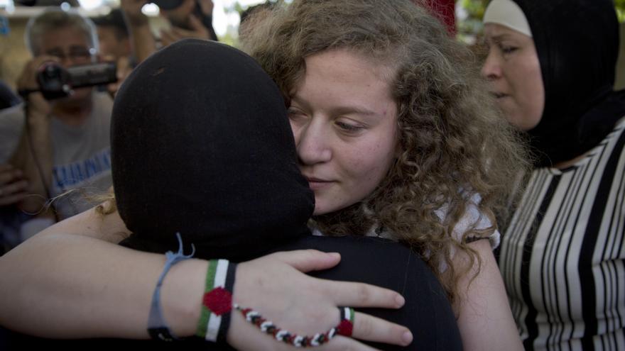 Ahed Tamimi, abrazada por una pariente a su llegada a su pueblo natal en Cisjordania, Nebi Saleh, cerca de Ramala