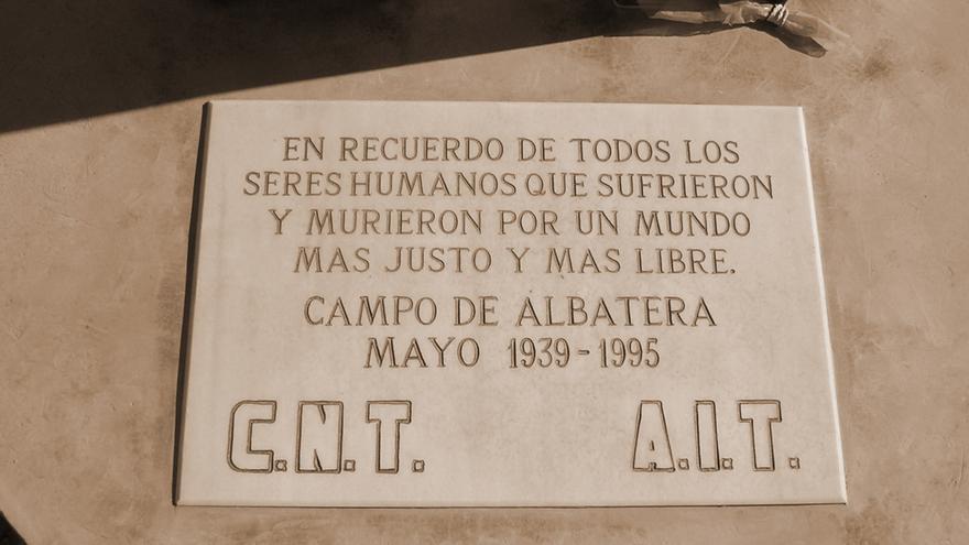 Placa que recuerda el campo de concentración de Albatera.