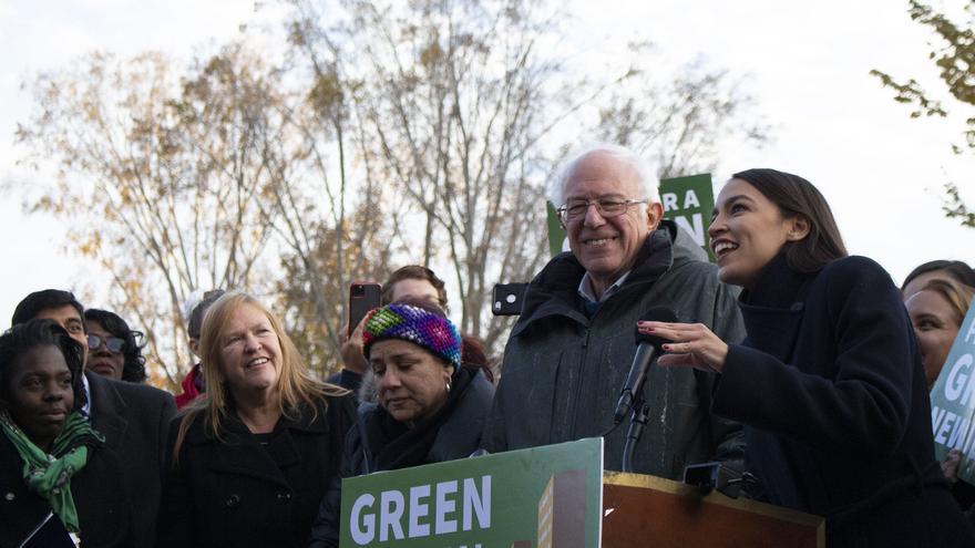 Alexandria Ocasio-Cortez, junto a Bernie Sanders, en un mitin de la campaña.