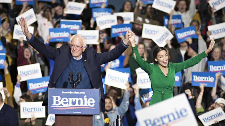 La congresista Alexandria Ocasio-Cortez apoya a Bernie Sanders durante un mitin celebrado en Iowa en noviembre de 2019.