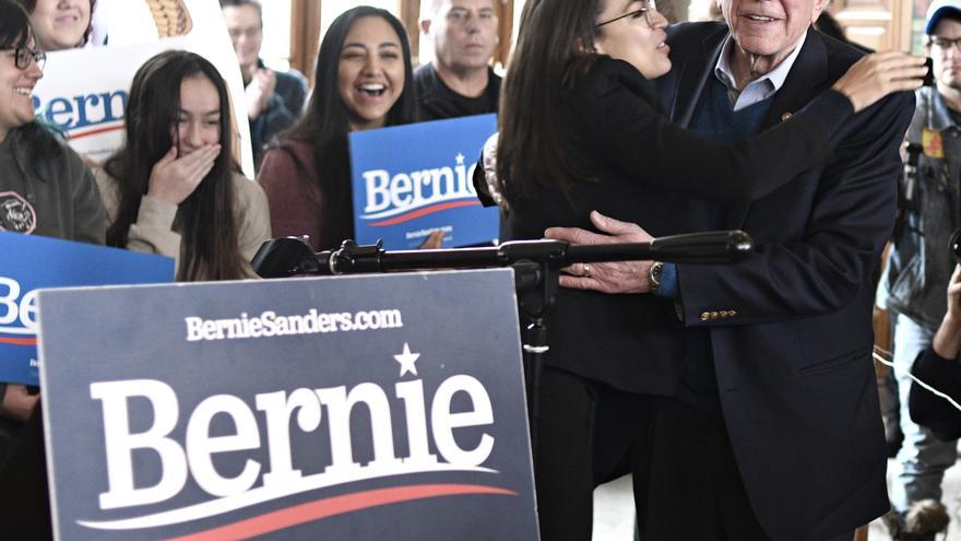 Alexandria Ocasio-Cortez y Bernie Sanders durante un acto de campaña celebrado en enero.