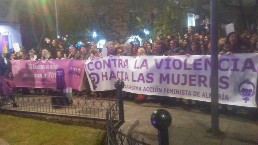 Almería se manifiesta "contra la violencia machista hacia las mujeres" /foto: I. M.