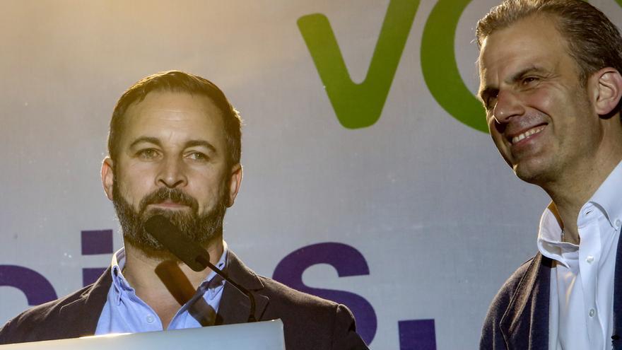 Ampañado del secretario general de Vox, Javier Ortega Smith (d), el líder de VOX, Santiago Abascal (i), ofrece declaraciones en la Plaza Margaret Thatcher de Madrid, donde el partido está celebrando sus resultados electorales.