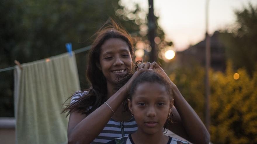 Anginneth, una joven maestra venezolana, y su hija Jeanneth de 11 años.