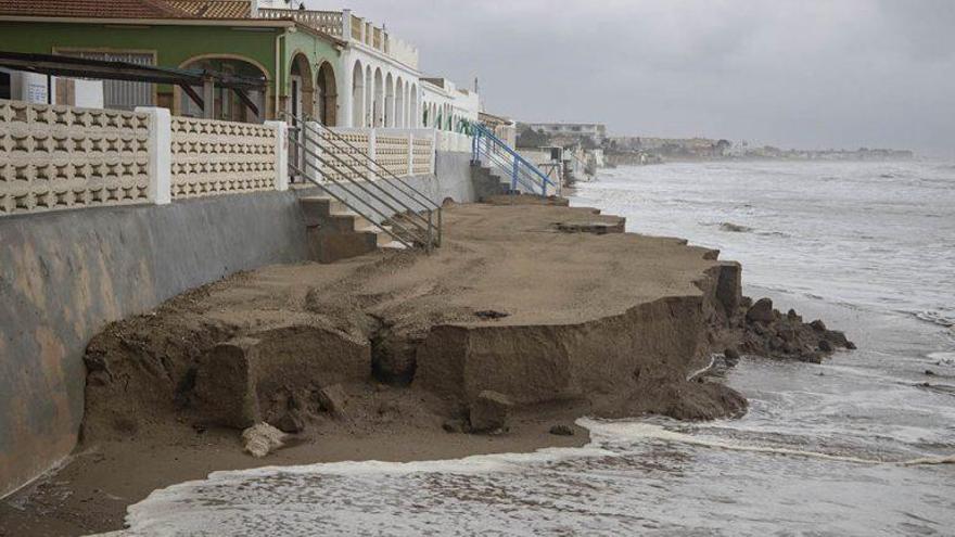 Los 110.000 euros en arena que se ha tragado en dos días el temporal en las playas de Dénia