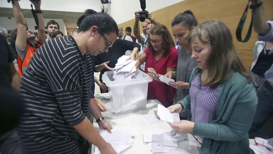 Apertura de urnas tras la votación del 1 de Octubre en Catalunya. (EFE).