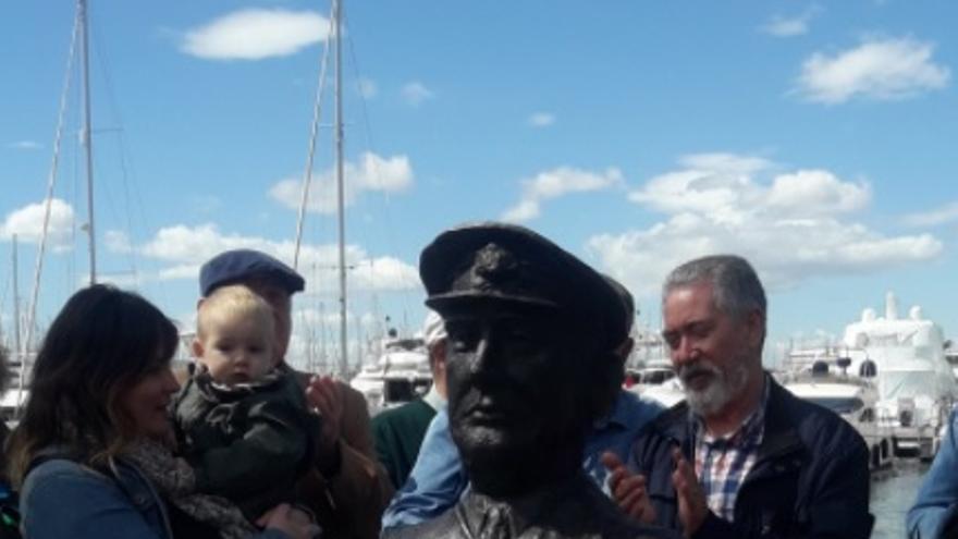 El busto del capitán del 'Stanbrook', Archibald Dickson, inaugurado en Alicante.