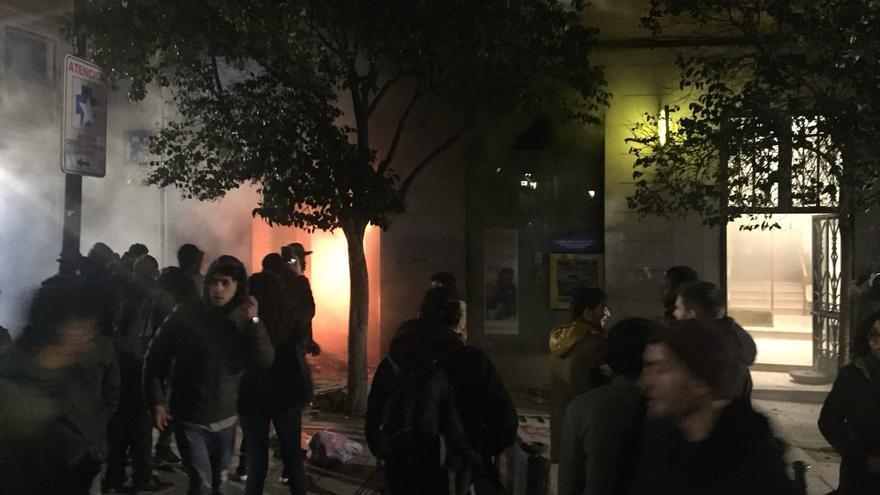 Arde la oficina de La Caixa en la plaza de Lavapiés durante los disturbios 