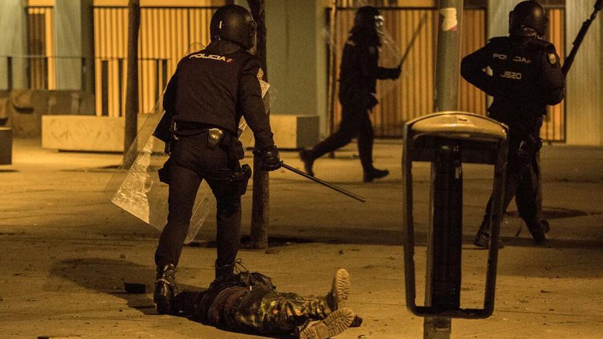 La policía deja en el suelo a Arona Diakhate tras tumbarle de un porrazo (Olmo Calvo)