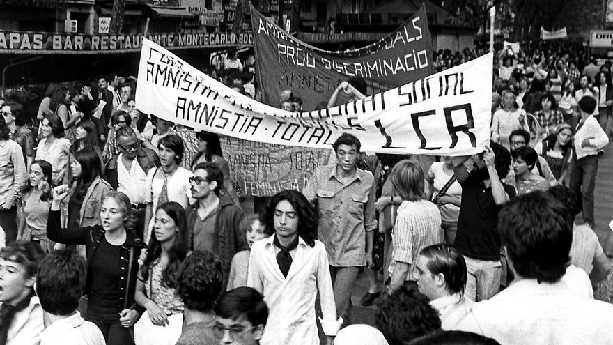 Asistentes a la primera manifestación del orgullo gay permitida en España, en las Ramblas de Barcelona el 27 de junio de 1977
