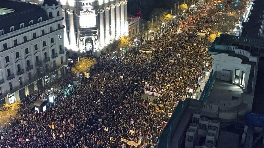 Aspecto de la manifestación feminista del 8M a su paso por la calle de Alcalá de Madrid