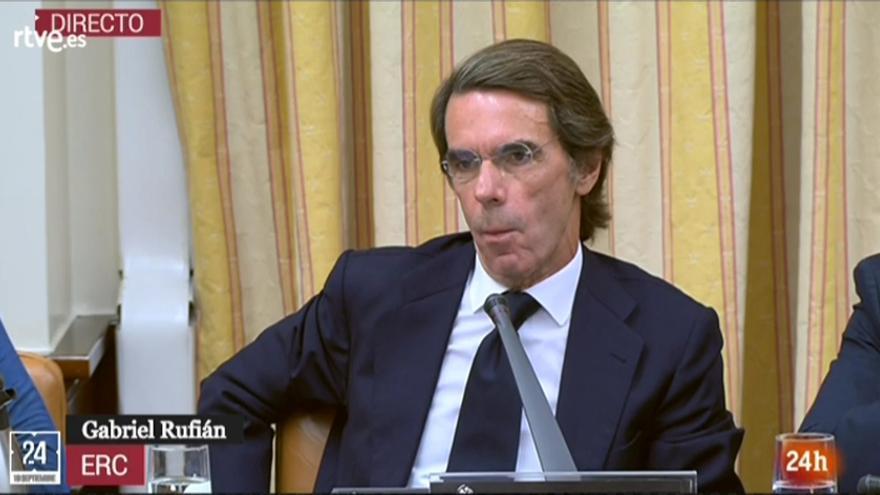 Aznar escuchando la pregunta de Gabriel rufián sobre José Couso. Captura de pantalla.